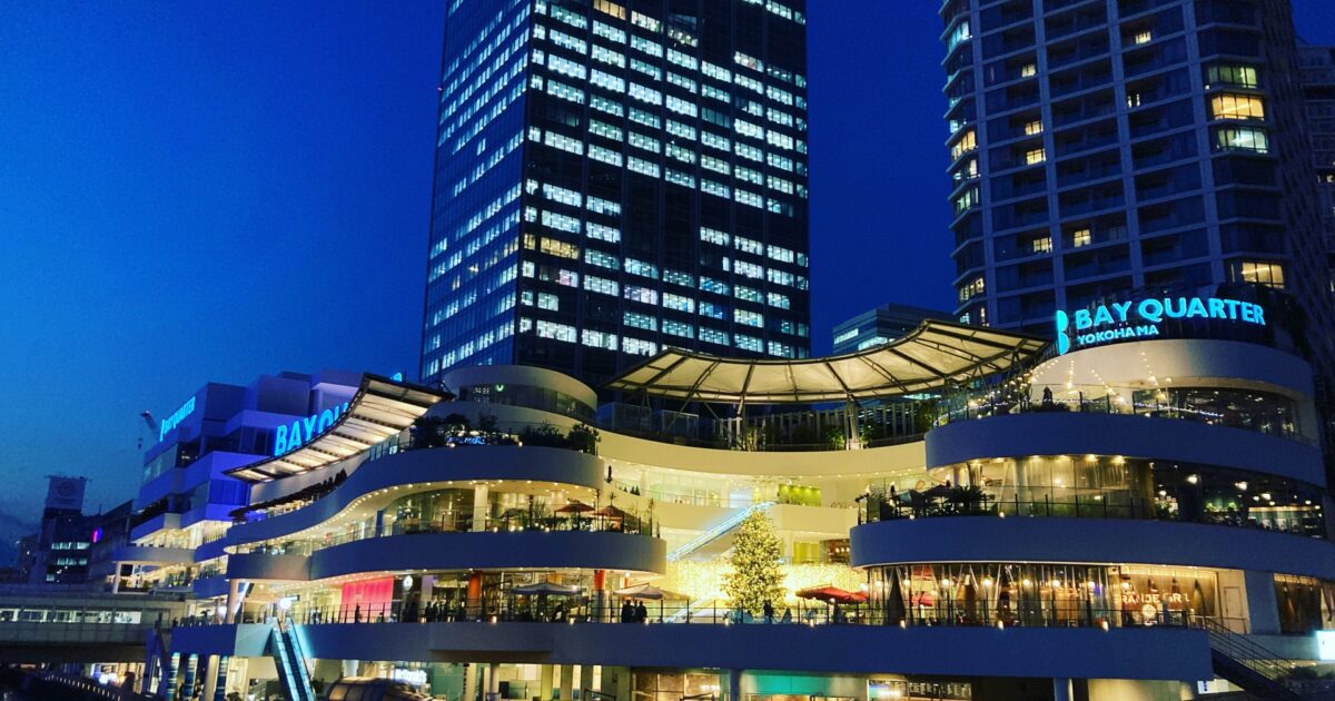 横浜ベイクォーターの夜景と高層ビル群