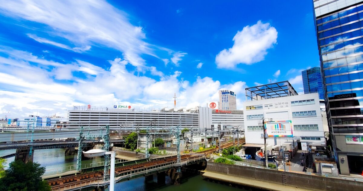横浜駅西口とジョイナスビルと鉄道の風景