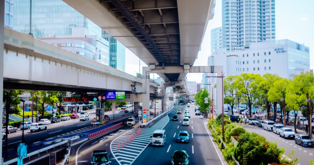 横浜の首都高速道路と都市の交通風景