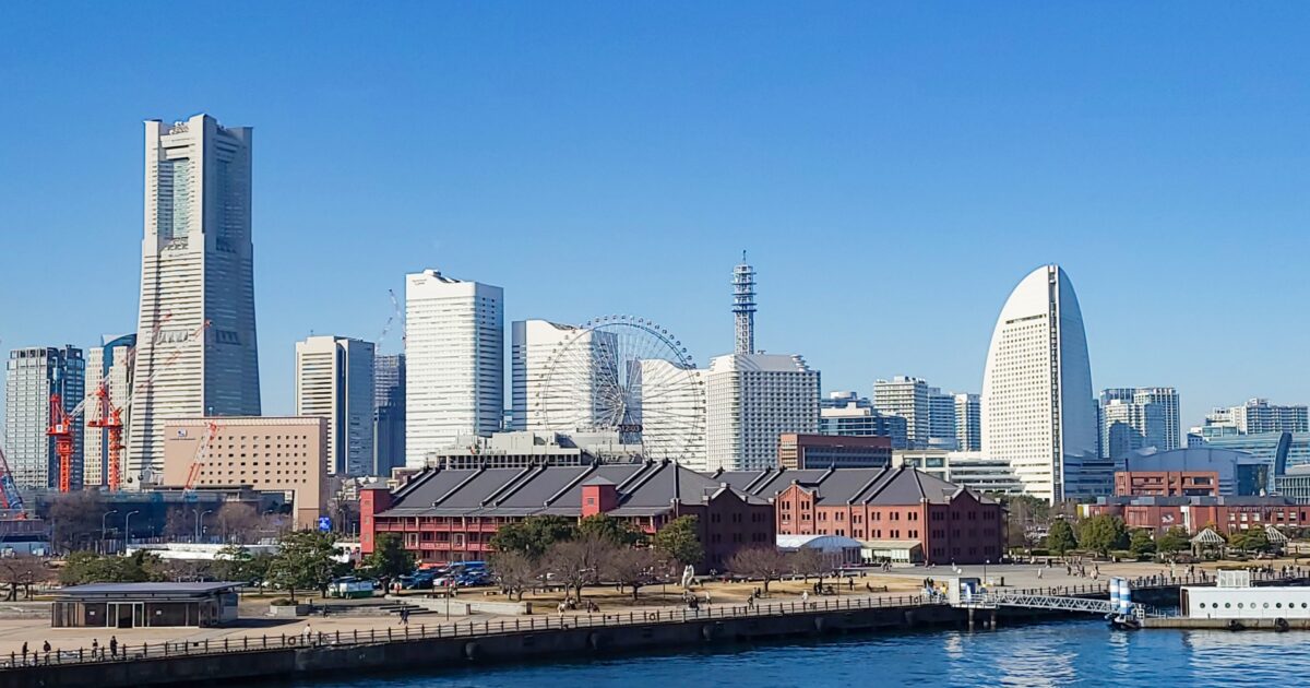横浜赤レンガ倉庫とみなとみらいの高層ビル群