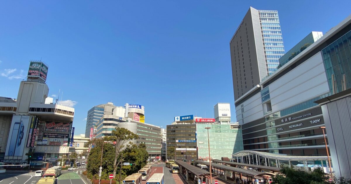 横浜駅西口のバスターミナルと商業施設