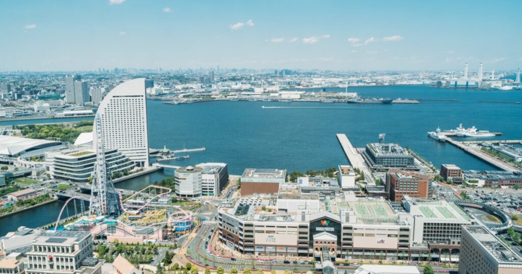 横浜みなとみらいの遊園地と海とインターコンチネンタルホテル