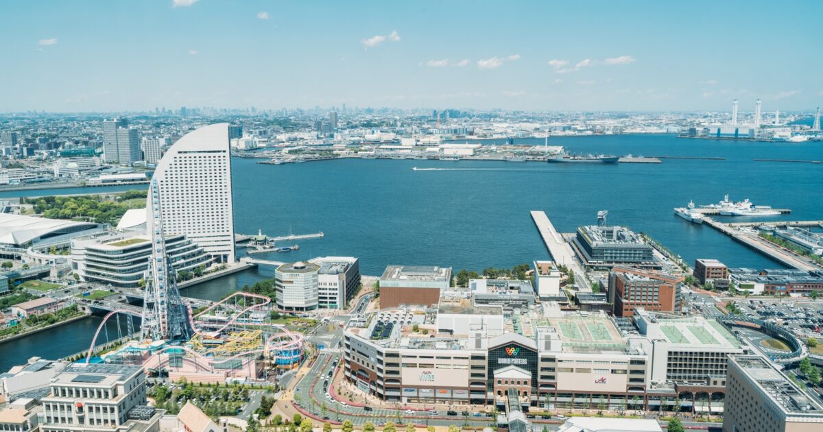 横浜みなとみらいの遊園地と海とインターコンチネンタルホテル