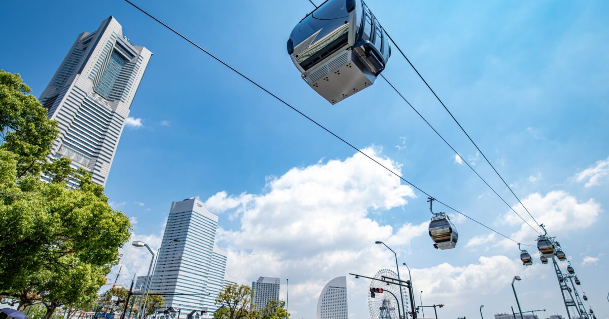 横浜みなとみらいの運河と高層ビル群とロープウェイ