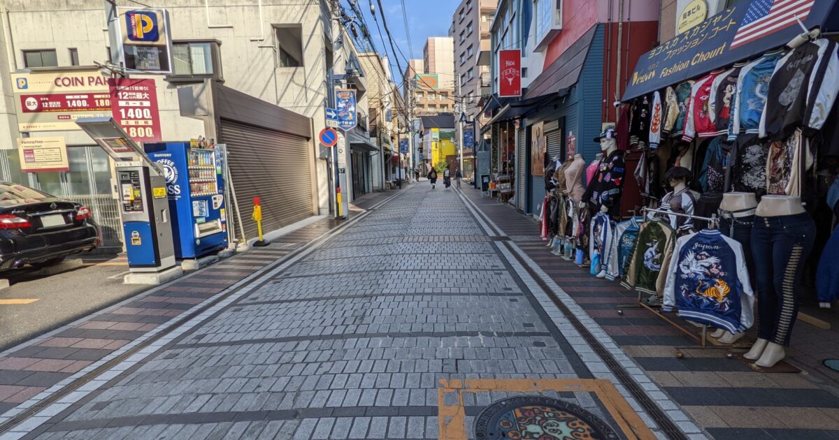 横須賀中央商店街のアメリカン雑貨とアパレル店が並ぶ通り