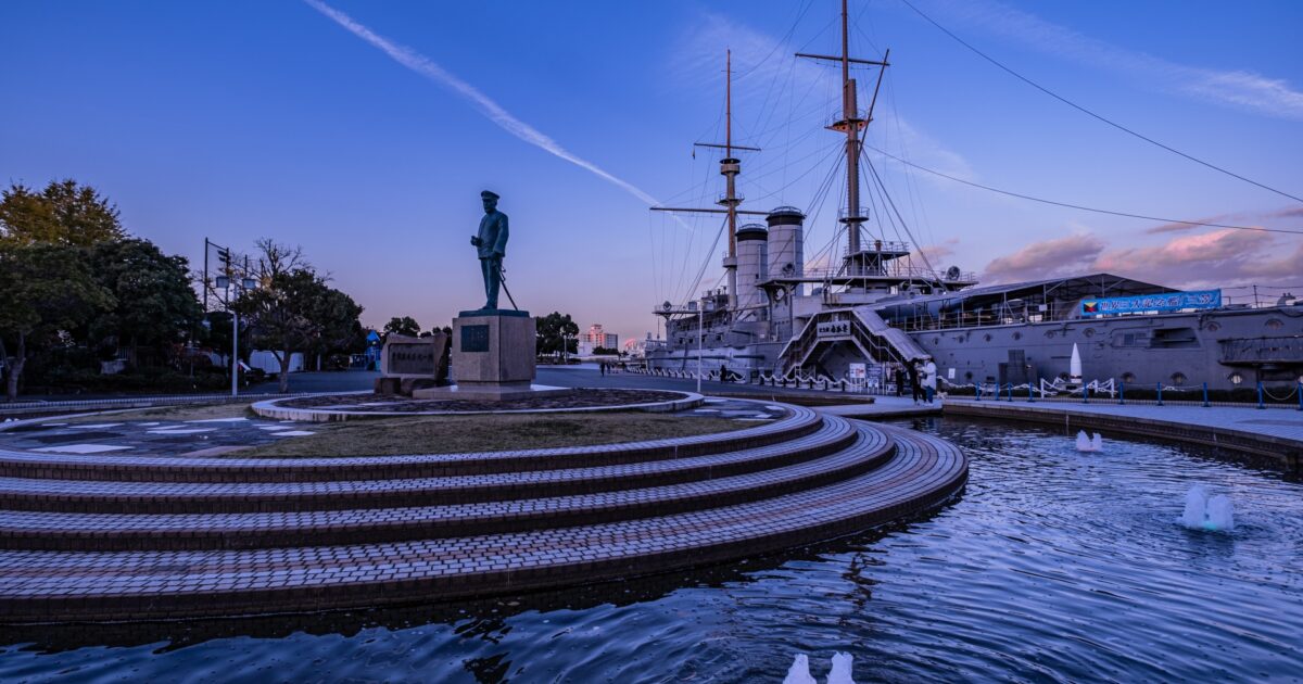 記念艦三笠と東郷平八郎像がある三笠公園の夕景
