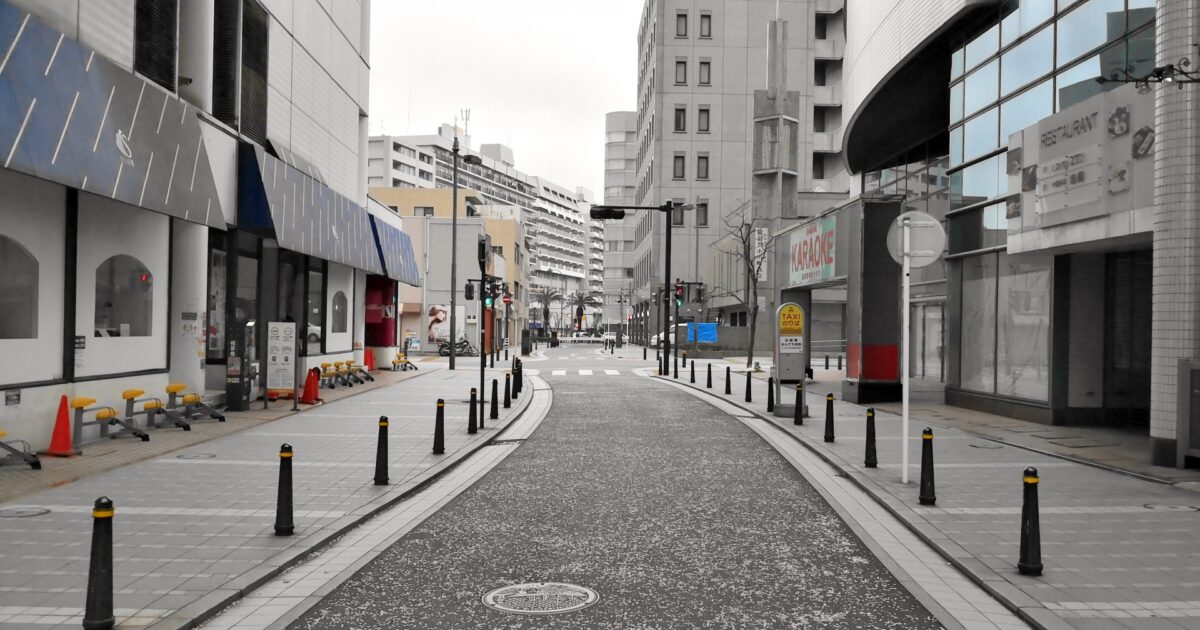 横須賀の繁華街にあるアーケードと静かな通りの風景