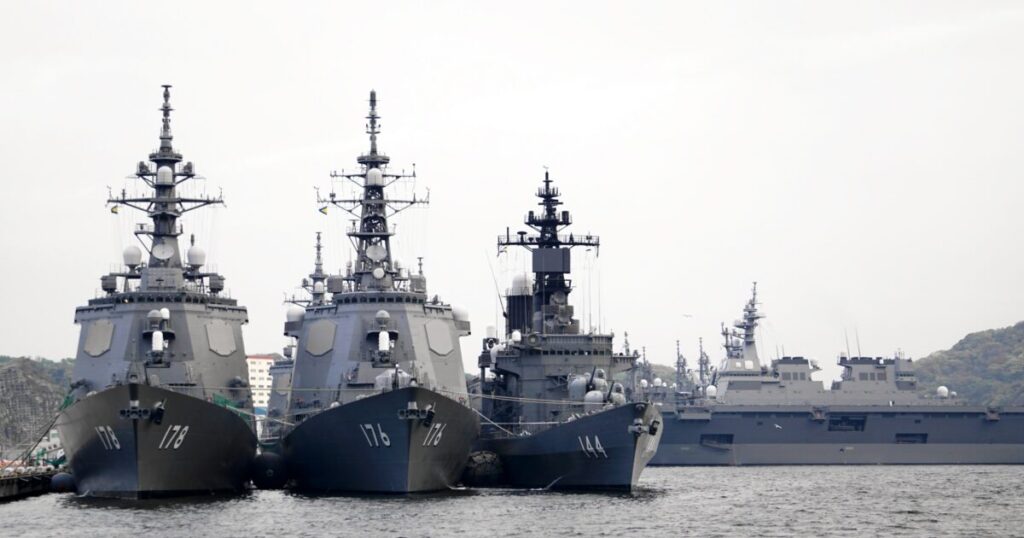横須賀港に停泊する海上自衛隊の護衛艦群