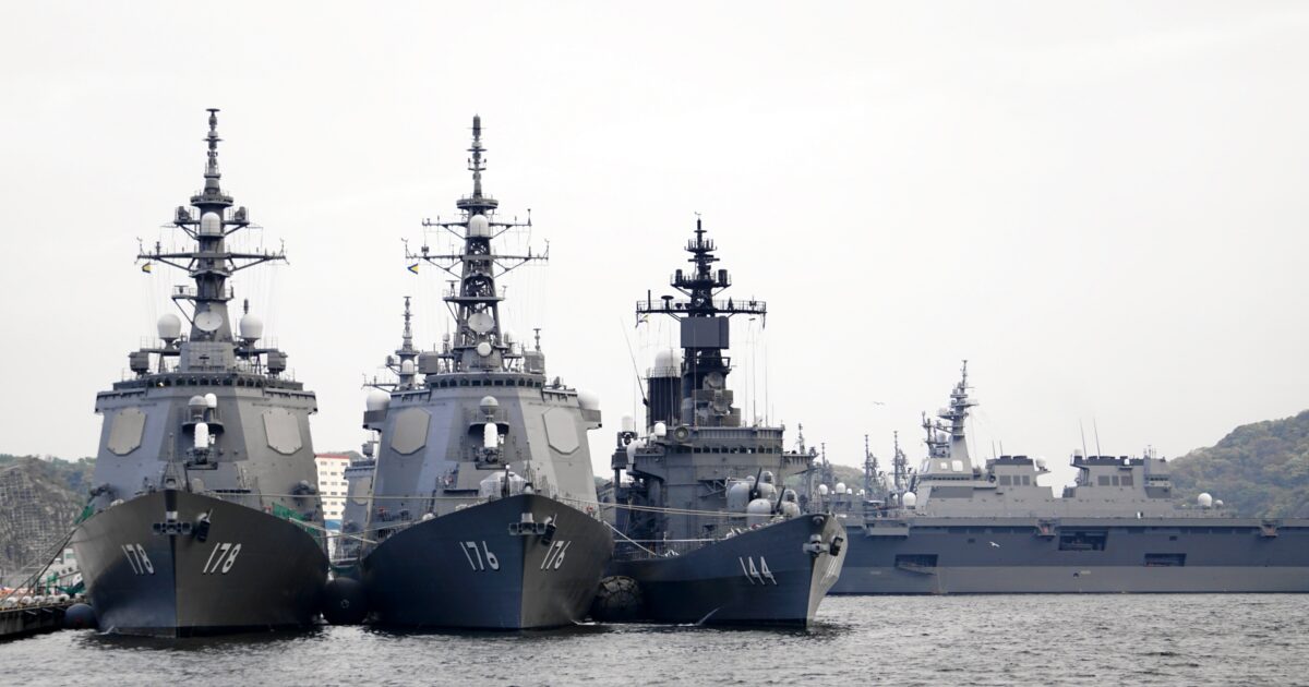 横須賀港に停泊する海上自衛隊の護衛艦群