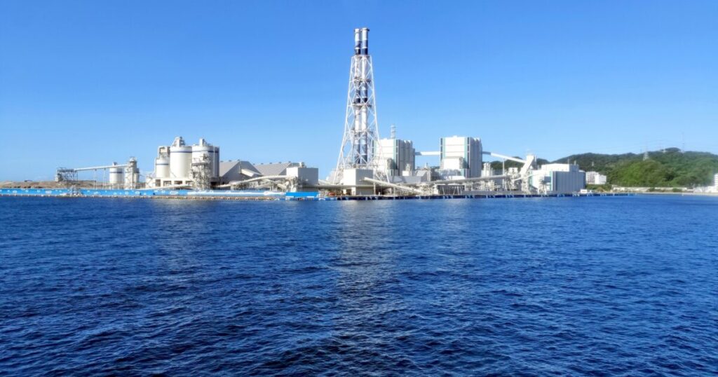 久里浜火力発電所と青く広がる東京湾の景色