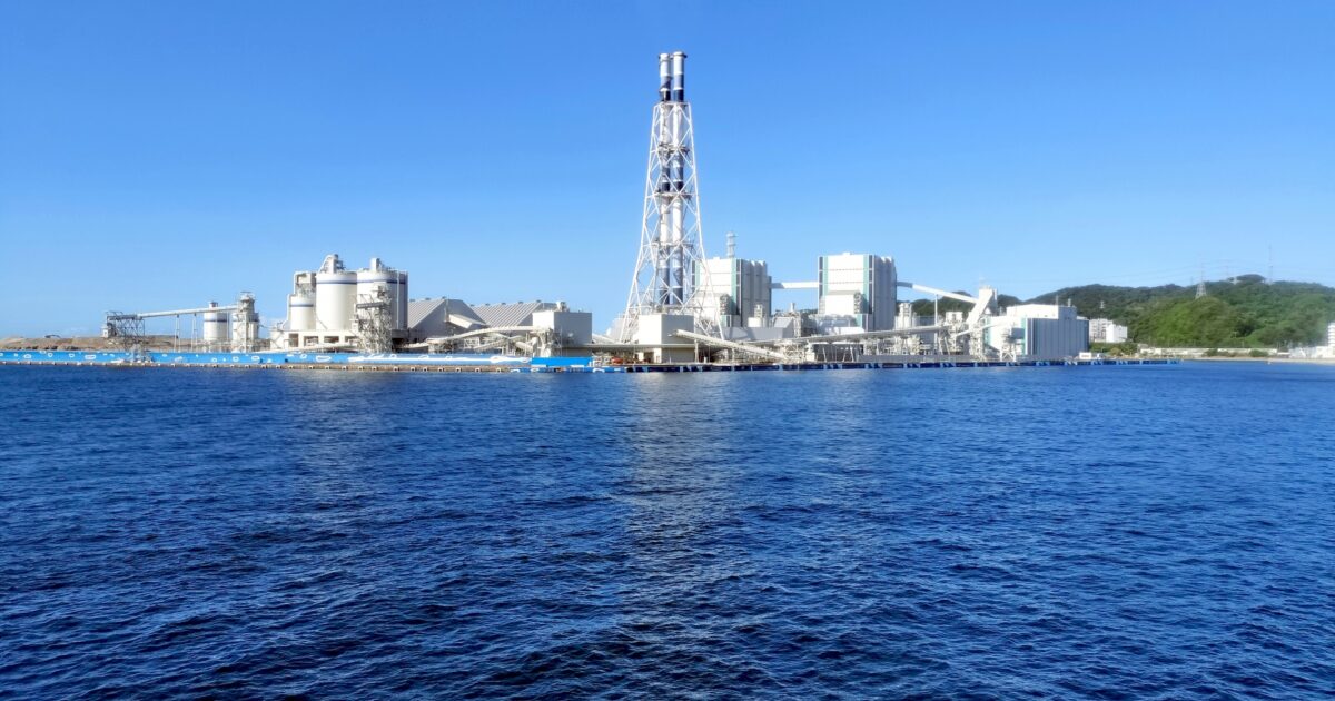久里浜火力発電所と青く広がる東京湾の景色