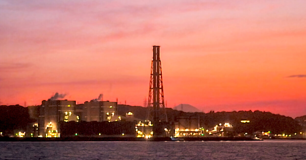 久里浜火力発電所と夕焼けに染まる空と富士山のシルエット