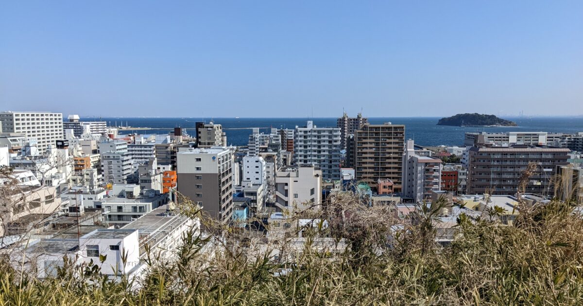 横須賀の街並みと東京湾を望む展望風景