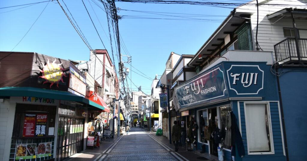 どぶ板通り商店街に並ぶレトロな飲食店とアパレルショップ