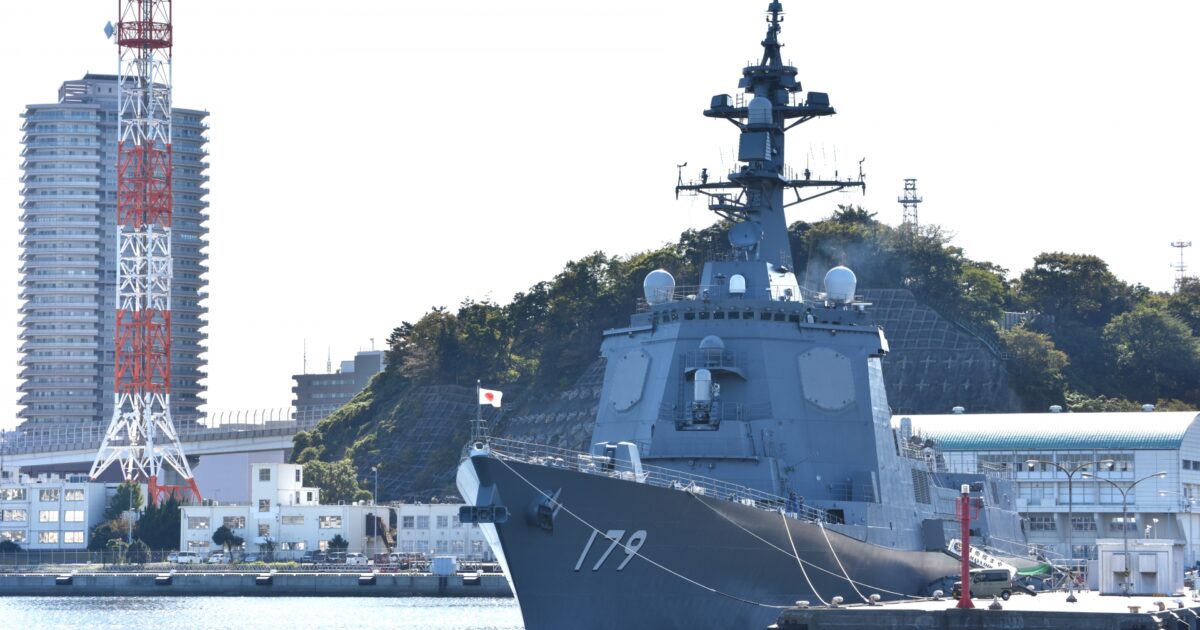 海上自衛隊の護衛艦まやが停泊する横須賀基地の風景