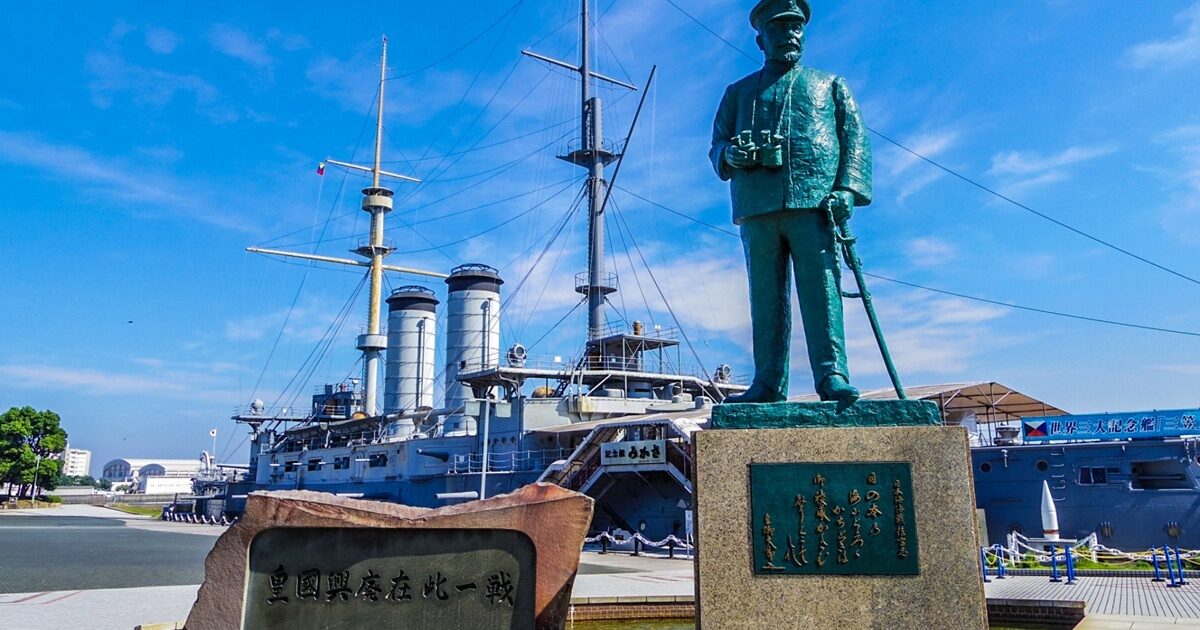 三笠公園で東郷平八郎像と記念艦三笠を望む観光名所