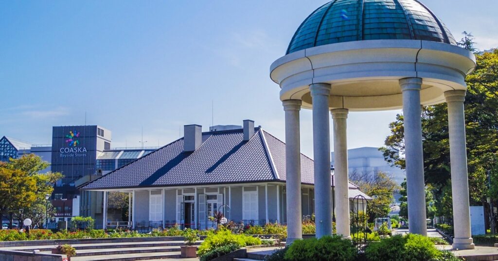 ヴェルニー公園の洋館とドーム型あずまやとコースカの建物