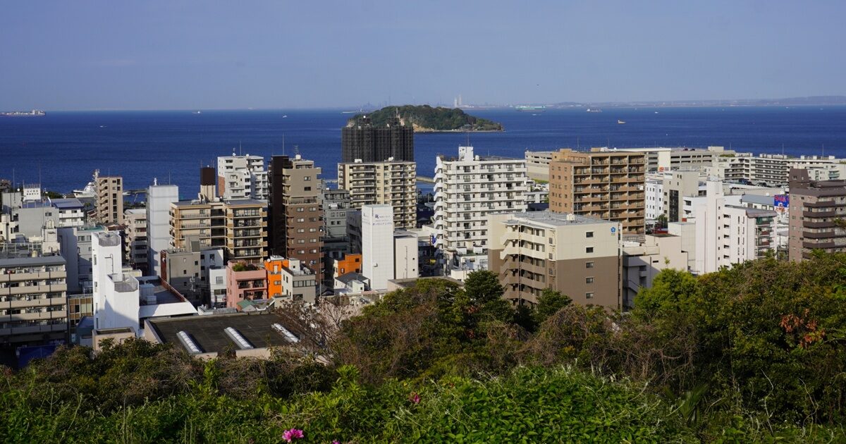 展望スポットから望む横須賀市街地と猿島と東京湾の絶景