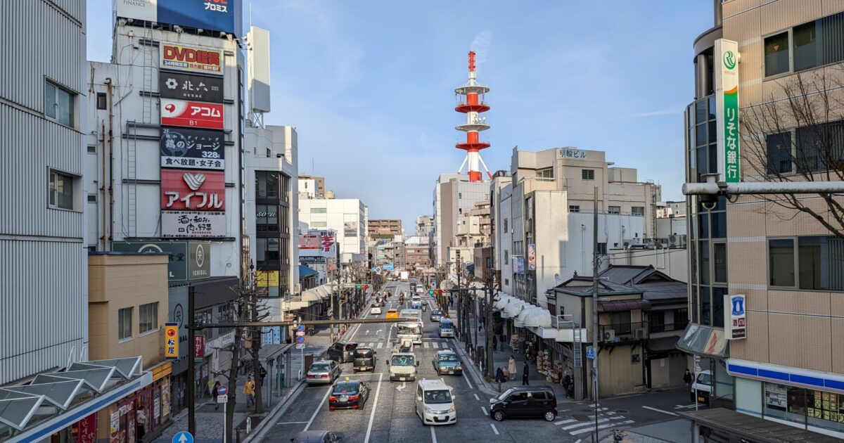 横須賀中央駅前の繁華街と交通量の多い道路