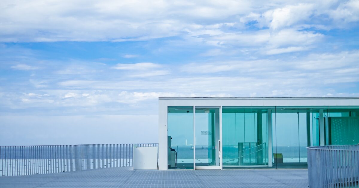 横須賀美術館の屋上にある海を望む展望スペース