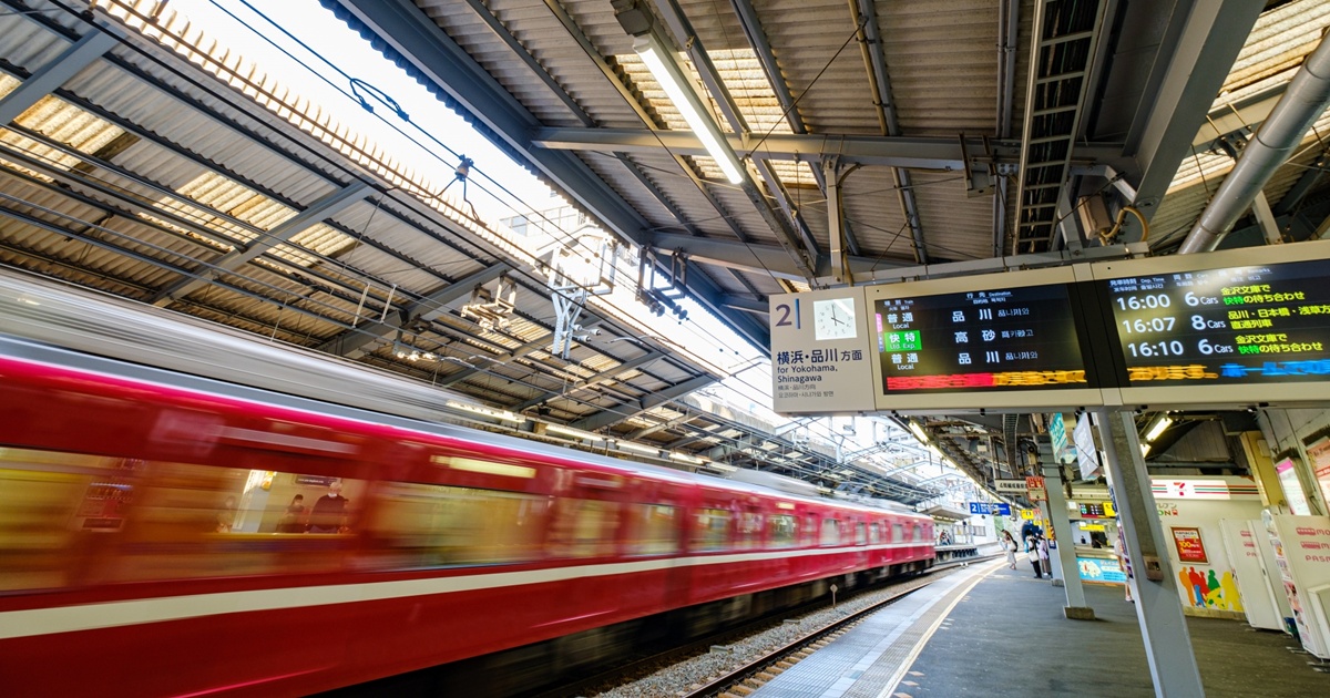 京急線横須賀中央駅ホームを通過する赤い電車