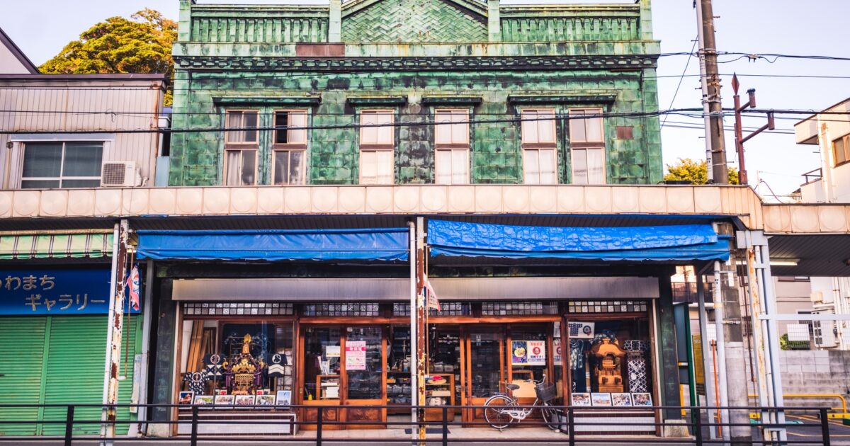 レトロな外観のどぶ板通り沿いのアンティーク商店