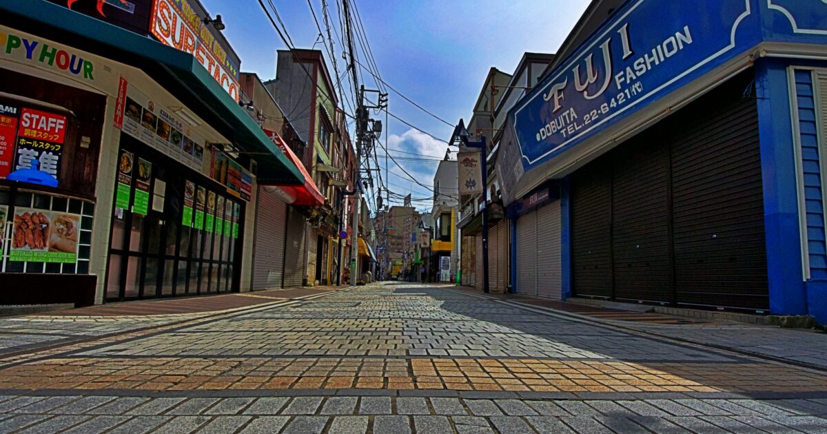 早朝のどぶ板通りに並ぶ閉店中のショップとレストラン